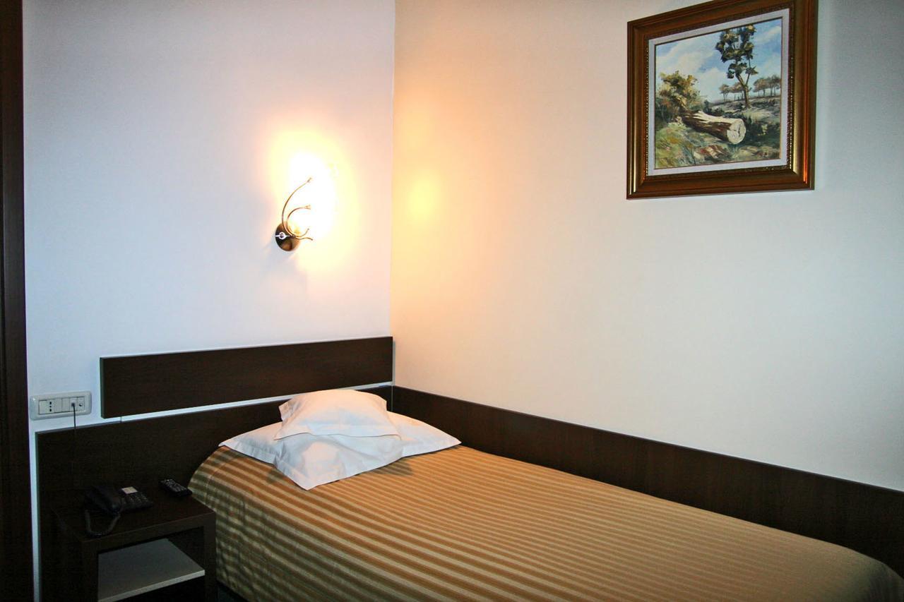 Hotel Kilometrul Zero Dragasani Extérieur photo